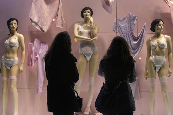 women-look-at-anatomically-correct-female-mannequins-displayed-at-the-american-apparel-store-in-soho