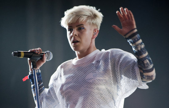 swedish_pop_star_robyn_is_a_dancing_queen