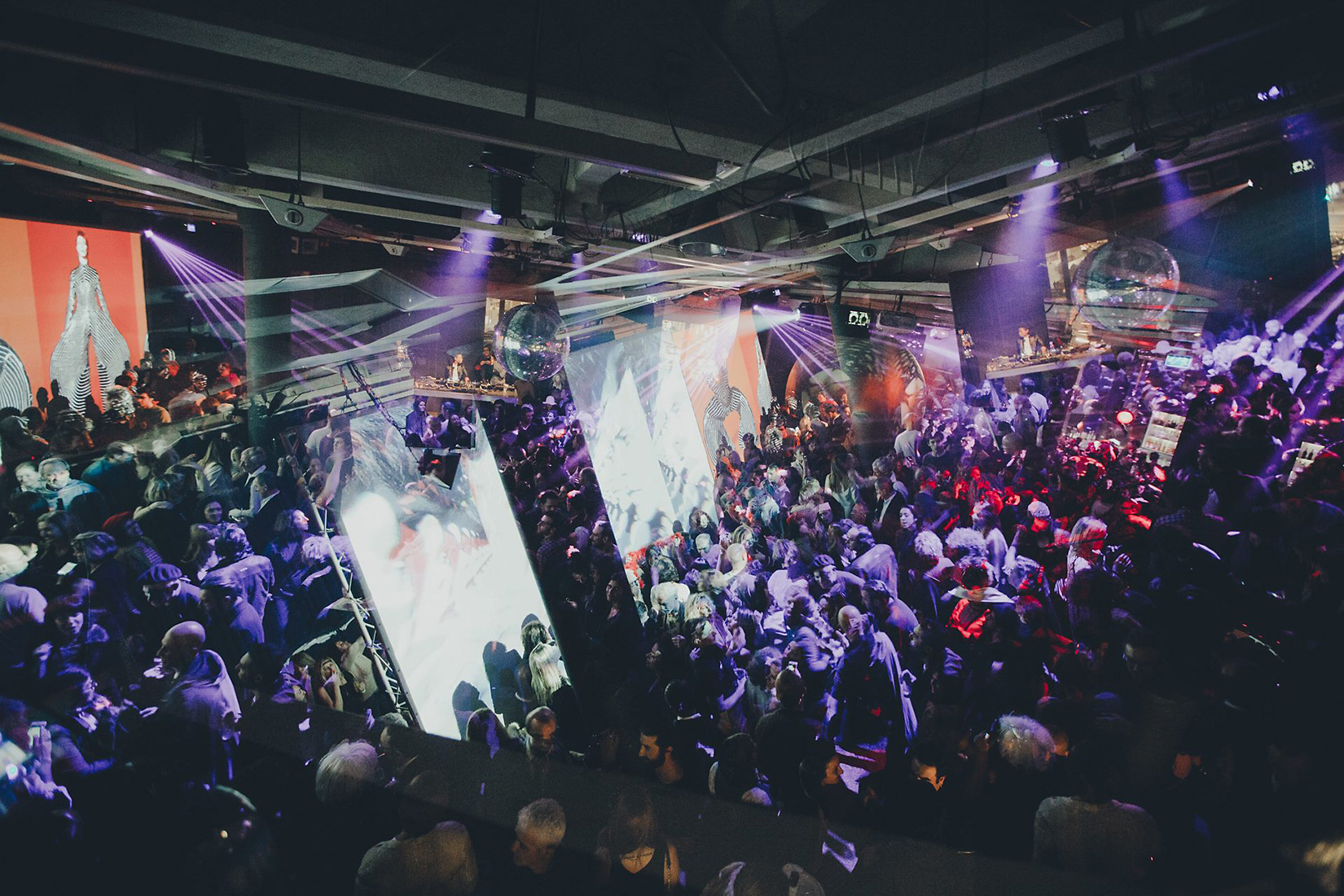 Lux-Loving-The-Alien-Part1-001