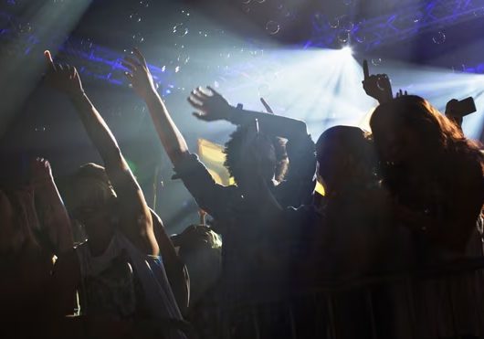 Personnes qui dansent en club, Crédits Barry Diomede/Alamy