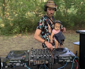 Matt Buccelli, fondateur de Kinder Rave, avec son bébé.