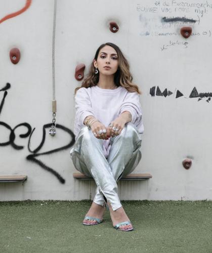 Pull / Chaussures :  Balmain,  Pantalon : Danamé, Boucles d'oreilles / Bracelet Strass/ Bague : Thomas Sabo 