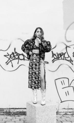 Culotte et Soutien Gorge : Monki,  Veste / Jupe/ Bottines : Isabelle Marant, Boucles d'oreilles / Collier : Thomas Sabo 