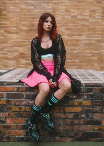 Chemise : Dolls KillBrassière : Calvin KleinJupe : Red ValentinoChaussettes : AdidasChaussures : Doc Martens