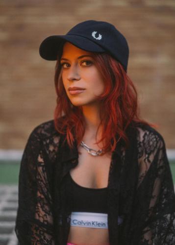 Chemise : Dolls KillBrassière : Calvin KleinJupe : Red ValentinoChaussettes : AdidasChaussures : Doc MartensCasquette : Fred Perry 