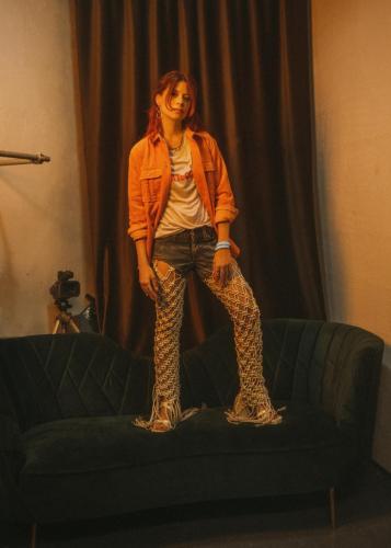 Veste : LeeT-shirt : DieselPantalon : VesqmojoChaussures : NodaletoBracelet : LouboutinBoucle d'oreille : Persta