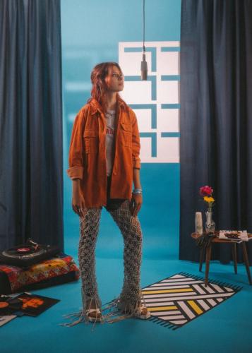 Veste : LeeT-shirt : DieselPantalon : VesqmojoChaussures : NodaletoBracelet : LouboutinBoucle d'oreille : Persta