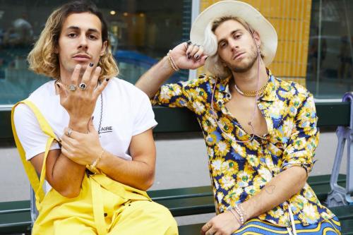 T-shirt : Atelier Beaurepaire Paris,Chemise : Napajiri,Salopette : i.t.f.a Project,Pantalon : Atelier Beaurepaire Paris,Chaussures : Converse chez Courir,Chaussettes : Falke,Chaussures : Pierre Hardy,Chapeau : Isabelle Marant by Jane de Boy,Bagues : Thomas Sabo,Colliers : Thomas Sabo,Colliers : C'est comme ça x Pas Sages,Bracelet : Thomas Sabo