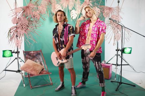 Chemise : Tealer,Chemise : Emergency Room Beirut,Short : Lee Cooper,Pantalon : Diesel,Chaussettes : Falke,Chaussures : Converse chez Courir,Bracelets : C'est comme ça x Pas Sages,Bracelets : Thomas Sabo,Colliers : C'est comme ça x Pas Sages,Colliers : Thomas Sabo