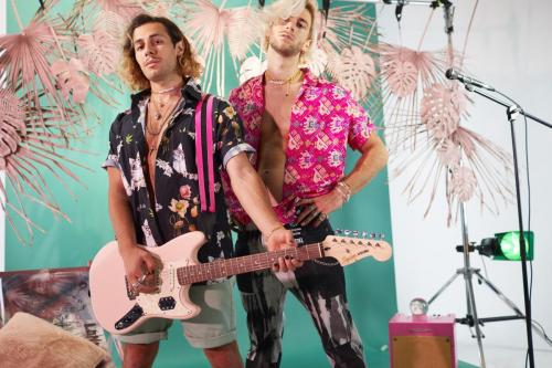 Chemise : Tealer,Chemise : Emergency Room Beirut,Short : Lee Cooper,Pantalon : Diesel,Chaussettes : Falke,Chaussures : Converse chez Courir,Bracelets : C'est comme ça x Pas Sages,Bracelets : Thomas Sabo,Colliers : C'est comme ça x Pas Sages,Colliers : Thomas Sabo