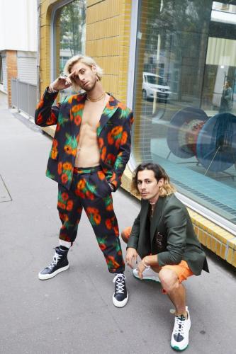 Veste : Kenzo,Veste : Saritekin,Pantalon : Kenzo,Short : Issey Miyake,Chaussures : Pierre Hardy,Colliers : C'est comme ça x Pas Sages,Collier : Thomas Sabo,Bagues : Thomas Sabo