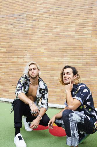 Veste : Kenzo,Chemise : Tealer,Pantalon : Lee,Pantalon : Diesel,Chaussures : Converse chez Courir,Chaussures : Pierre Hardy,Chaussette : Falke,Bracelet : Thomas Sabo,Collier : C'est comme ça x Pas Sages,Bagues : Thomas SaboCollier : Thomas Sabo