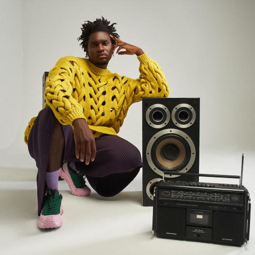 Pull ISABEL MARANT, short ISSEY MIYAKE, chaussettes FALKE et baskets MONCLER.