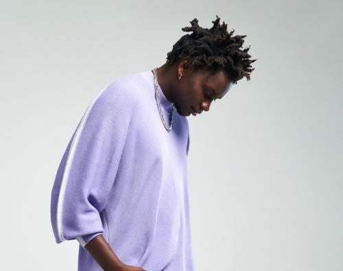 Pull ISSEY MIYAKE, pantalon en tulle VICTORIA/TOMAS, collier plaqué argent YPARIS.