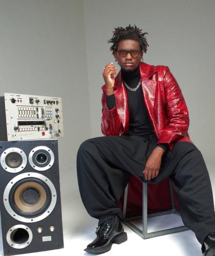 Veste GUNTHER, pull col roulé MAISON MONTAGUT, pantalon YOHJI YAMAMOTO, collier plaqué argent YPARIS et chaussures UNTITLAB.