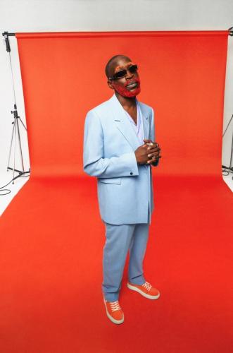 Veste / Chemise / Pantalon : Sandro,  Chaussures : Stone Island 