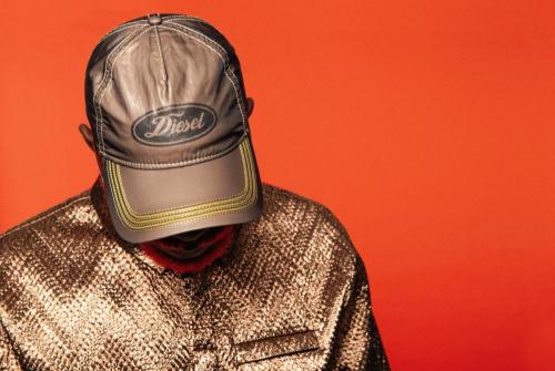Casquette : Diesel, Combinaison : Studio Rice Paris x Julien Colombier