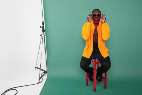 Veste : Homme Plissé Issey Miayake,  Pantalon : G-Star Raw,  Chaussures : Balmain 