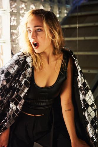 Bustier en néoprène et pantalon MUGLER, veste arlequin et sequins EGON LAB.