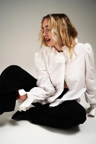 Chemise PRUNE GOLDSCHMIDT, pantalon et bustier MUGLER,santiags ISABEL MARANT.