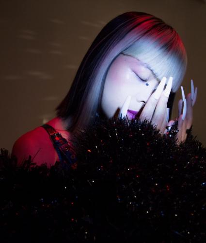 Robe : Seyit Ares, Manteau : On aura tout vu,  Boucles d'oreilles / Collier / : Julie Eulalie,  Bagues : On aura tout vu,  Chaussures : Christian Louboutin 