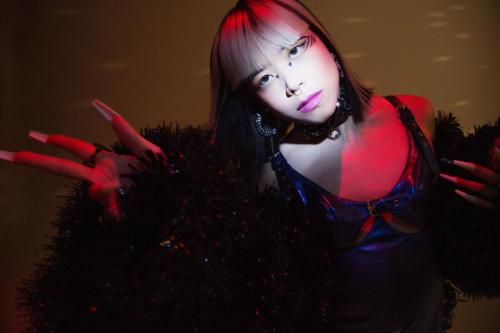 Robe : Seyit Ares,  Manteau : On aura tout vu,  Boucles d'oreilles / Collier / : Julie Eulalie,  Bagues : On aura tout vu,  Chaussures : Christian Louboutin 