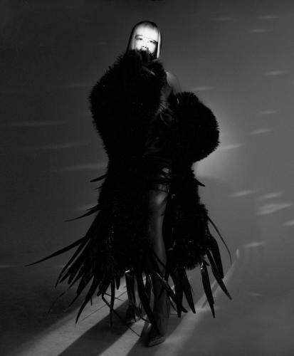 Robe : Seyit Ares, Manteau : On aura tout vu,  Boucles d'oreilles / collier / : Julie Eulalie,  Bagues : On aura tout vu,  Chaussures : Christian Louboutin 