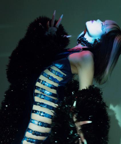 Robe : Seyit Ares, Manteau : On aura tout vu, Boucles d'oreilles / Collier : Julie Eulalie,  Bagues : On aura tout vu, Chaussures : Christian Louboutin 