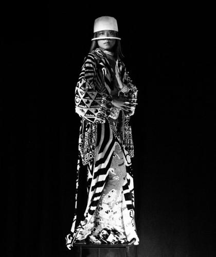 Bob : Kaikorero, Kimono / Pantalon / Top / Bracelet : Tom Van Der Borght,  Bague : Hélène Zubeldia,  Chaussures : UGG