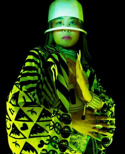 Bob : Kaikorero, Kimono / Pantalon / Top / Bracelet : Tom Van Der Borght,  Bague : Hélène Zubeldia,  Chaussures : UGG