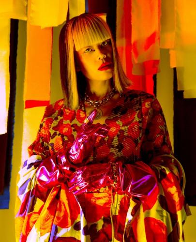 Manteau / Veste / Pantalon : Issey Miyake, Gants : Vintage, Soutien Gorge/ Bague / Collier / Bracelet : Hélène Zubeldia