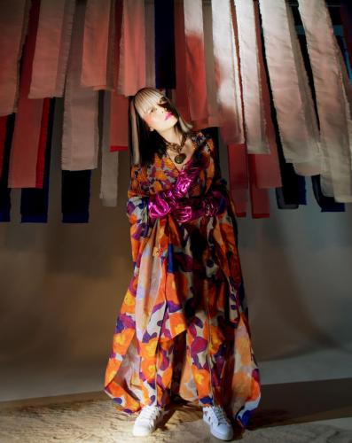 Manteau / Veste / Pantalon : Issey Miyake, Gants : Vintage, Soutien Gorge / Bague / Collier / Bracelet : Hélène Zubeldia