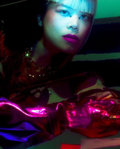 Manteau / Veste / Pantalon : Issey Miyake, Gants : Vintage, Soutien Gorge / Bague / Collier / Bracelet : Hélène Zubeldia