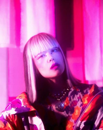 Manteau / Veste / Pantalon : Issey Miyake, Gants : Vintage, Soutien Gorge / Bague / Collier / Bracelet : Hélène Zubeldia