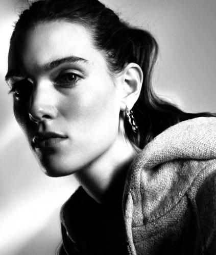 Sweatshirt : Le Minor Boucles d'oreilles : Isabelle Toledano 