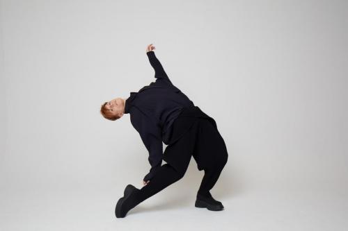 Loïc Nottet porte un top en pantalon plissés en polyester, homme plissé Issey Miyake. Bottes BCN, Camper.