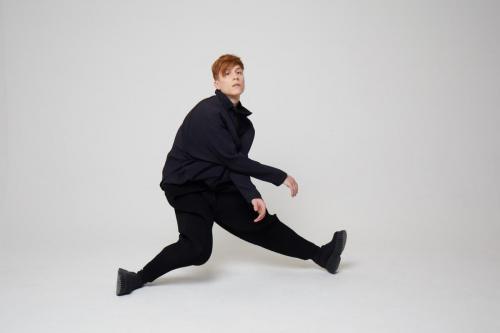 Loïc Nottet porte un top en pantalon plissés en polyester, homme plissé Issey Miyake. Bottes BCN, Camper.