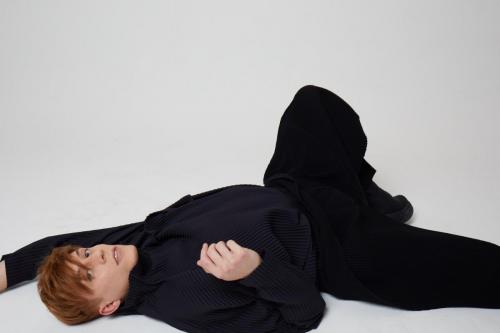 Loïc Nottet porte un top en pantalon plissés en polyester, homme plissé Issey Miyake. Bottes BCN, Camper.